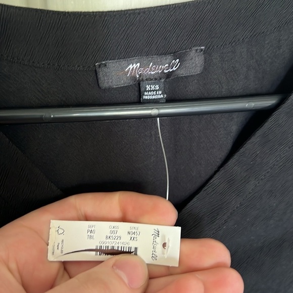 Madewell V-Neck Button-Front Shirt - Picture 11 of 12